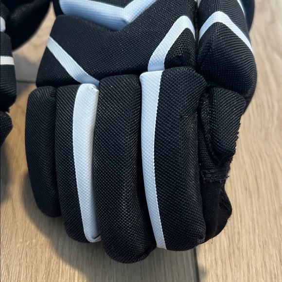 Bauer Legacy Youth Black and White Ice Hockey Gloves with Red Accents - Picture 5 of 11